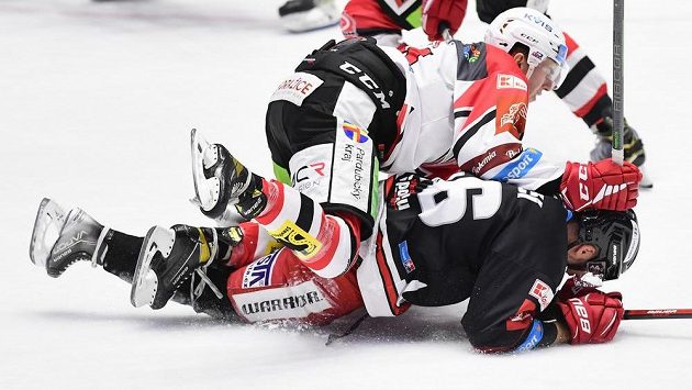 Ondřej Rohlík z Pardubic (nahoře) a David Krejčí z Olomouce. Ondřej Rohlík z Pardubic (nahoře) a David Krejčí z Olomouce.