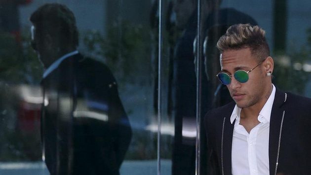 Brazilský fotbalista Neymar odchází ze soudní budovy. Brazilský fotbalista Neymar odchází ze soudní budovy.