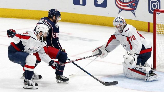 Český obránce Washingtonu Radko Gudas se snaží zabránit ve skórování Oliveru Bjorkstrandovi z Columbusu. Vpravo brankář Capitals Braden Holtby. Český obránce Washingtonu Radko Gudas se snaží zabránit ve skórování Oliveru Bjorkstrandovi z Columbusu. Vpravo brankář Capitals Braden Holtby.