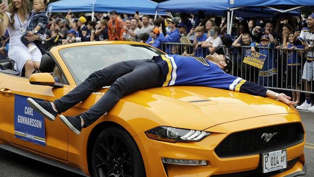 Švéd Carl Gunnarsson oslavuje triumf ve Stanley cupu při sobotním průvodu na kapotě auta. Švéd Carl Gunnarsson oslavuje triumf ve Stanley cupu při sobotním průvodu na kapotě auta.