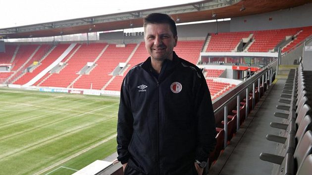 Trenér fotbalistů Slavie Praha Dušan Uhrin. Trenér fotbalistů Slavie Praha Dušan Uhrin.