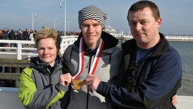 Čtvrtkař Pavel Maslák se svými rodiči Blankou a Jiřím při loňském halovém MS v Sopotech. Čtvrtkař Pavel Maslák se svými rodiči Blankou a Jiřím při loňském halovém MS v Sopotech.