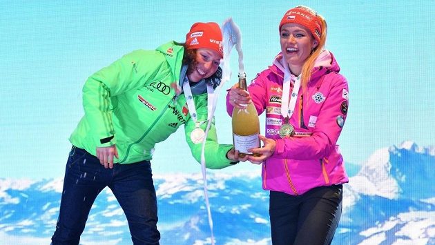 Laura Dahlmeierová a Gabriela Koukalová. Laura Dahlmeierová a Gabriela Koukalová.