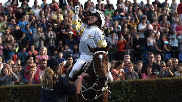 Žokejka Martina Růžičková v cíli 124. Velké pardubické. Žokejka Martina Růžičková v cíli 124. Velké pardubické.