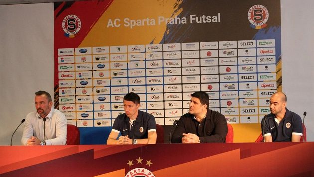 Futsalová Sparta má na startu nové sezóny nejvyšší ambice. Jaromír Blažek, marketingový ředitel (zleva), kapitán Michal Belej, trenér Beni Simitči a brazilská hvězda Wilde Gomes da Silva. Futsalová Sparta má na startu nové sezóny nejvyšší ambice. Jaromír Blažek, marketingový ředitel (zleva), kapitán Michal Belej, trenér Beni Simitči a brazilská hvězda Wilde Gomes da Silva.