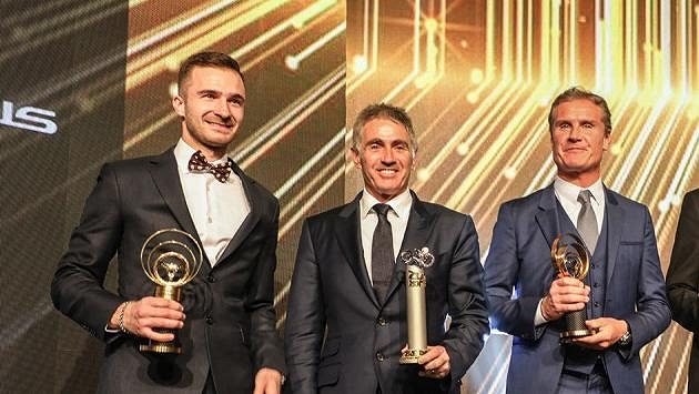 Motocyklový šampión Mike Doohan (uprostřed) a vicemistr světa formule 1 David Coulthard (vpravo) si z Prahy odvezli Zlatá řídítka resp. Zlatý volant za celoživotní přínos motoristickému sportu. Motocyklový šampión Mike Doohan (uprostřed) a vicemistr světa formule 1 David Coulthard (vpravo) si z Prahy odvezli Zlatá řídítka resp. Zlatý volant za celoživotní přínos motoristickému sportu.
