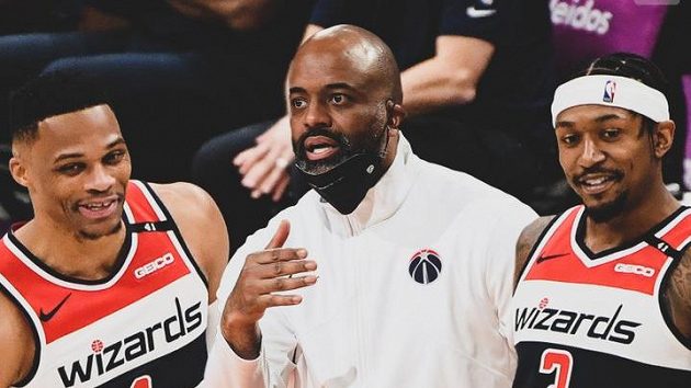 Wes Unseld (uprostřed) se stal novým trenérem Washingtonu Wizards v NBA. Wes Unseld (uprostřed) se stal novým trenérem Washingtonu Wizards v NBA.
