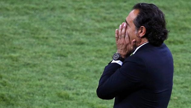 Trenéra Italů Cesare Prandelliho některé momenty finálového duelu se Španělskem doslova šokovaly. Trenéra Italů Cesare Prandelliho některé momenty finálového duelu se Španělskem doslova šokovaly.