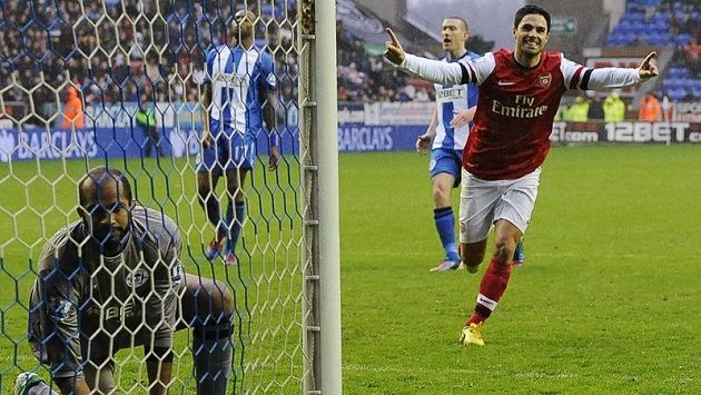 Mikel Arteta z Arsenalu se raduje z proměněné penalty. Vlevo gólman Wiganu Al Habsí. Mikel Arteta z Arsenalu se raduje z proměněné penalty. Vlevo gólman Wiganu Al Habsí.