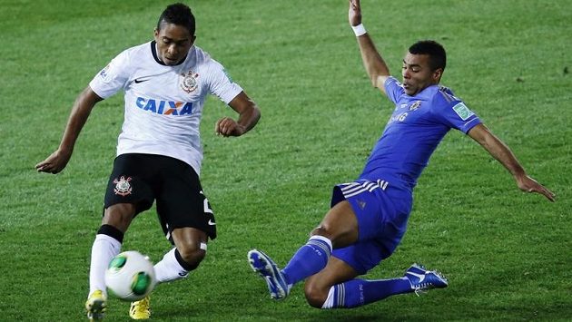Ashley Cole (vlevo) na MS klubů v souboji s Henriquem z Corinthians. Ashley Cole (vlevo) na MS klubů v souboji s Henriquem z Corinthians.