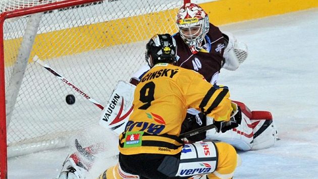 Litvínovský útočník Martin Ručinský překonává sparťanského brankáře Michala Neuvirtha. Litvínovský útočník Martin Ručinský překonává sparťanského brankáře Michala Neuvirtha.