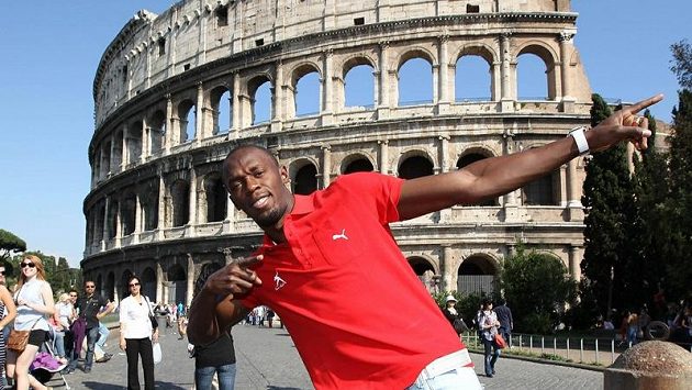 Usain Bolt pózuje před Koloseem, dominantou italské metropole Usain Bolt pózuje před Koloseem, dominantou italské metropole