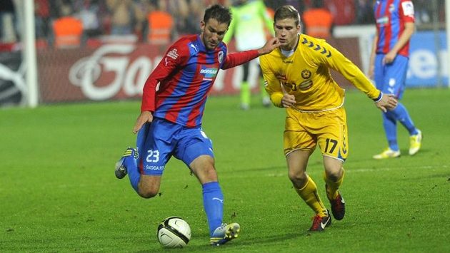 Marek Bakoš z Plzně (vlevo) a Petr Tlustý z Jihlavy v dohrávce 16. kola Gambrinus ligy. Marek Bakoš z Plzně (vlevo) a Petr Tlustý z Jihlavy v dohrávce 16. kola Gambrinus ligy.