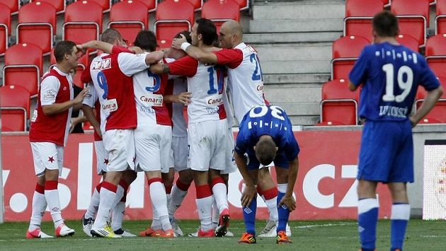 Fotbalisté Slavie se radují po jedné z pěti branek, které vstřelili do brněnské sítě. Fotbalisté Slavie se radují po jedné z pěti branek, které vstřelili do brněnské sítě.
