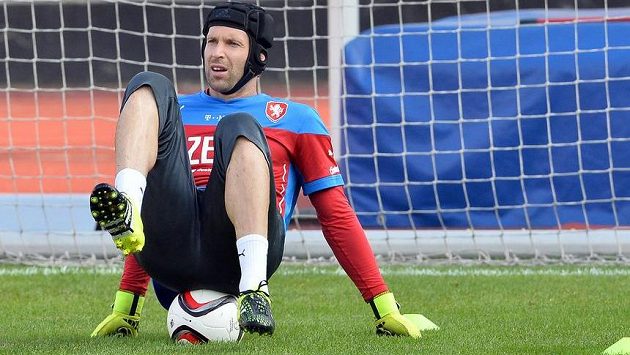 Brankář Petr Čech na tréninku české fotbalové reprezentace, která se připravuje na zápasy kvalifikace ME s Kazachstánem a v Lotyšsku. Brankář Petr Čech na tréninku české fotbalové reprezentace, která se připravuje na zápasy kvalifikace ME s Kazachstánem a v Lotyšsku.