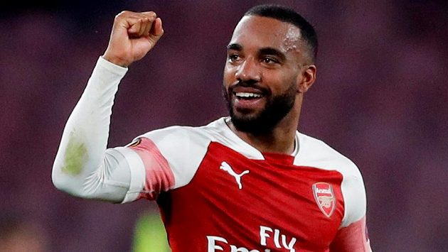 Fotbalista Arsenalu Alexandre Lacazette slaví vstřelený gól v utkání Evropské ligy s Neapolí. Fotbalista Arsenalu Alexandre Lacazette slaví vstřelený gól v utkání Evropské ligy s Neapolí.