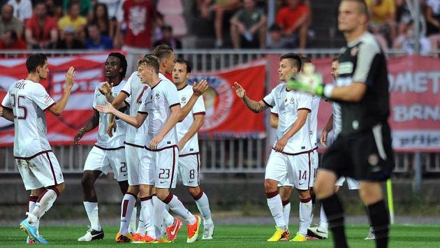 Hráči Sparty oslavují Kadlecův gól v Brně. Hráči Sparty oslavují Kadlecův gól v Brně.