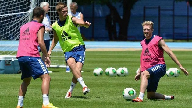 Tomáš Kalas (uprostřed) během tréninku Chelsea. Tomáš Kalas (uprostřed) během tréninku Chelsea.