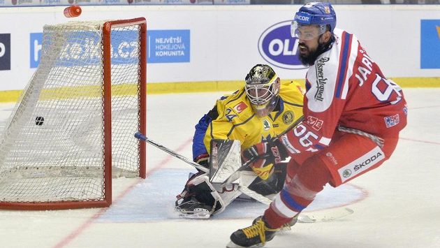 Richard Jarůšek dává druhý gól české reprezentace, švédský brankář Joel Lassinantti (vlevo) neměl nárok. Richard Jarůšek dává druhý gól české reprezentace, švédský brankář Joel Lassinantti (vlevo) neměl nárok.