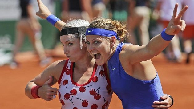 Bethanie Matteková-Sandsová (vlevo) a Lucie Šafářová slaví triumf na French Open. Bethanie Matteková-Sandsová (vlevo) a Lucie Šafářová slaví triumf na French Open.