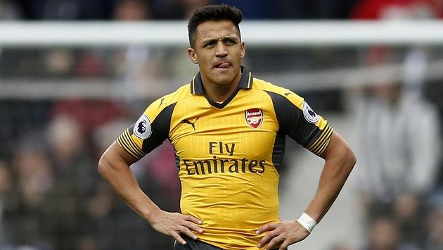 Zamyšlený Alexis Sánchez z Arsenalu. Zamyšlený Alexis Sánchez z Arsenalu.