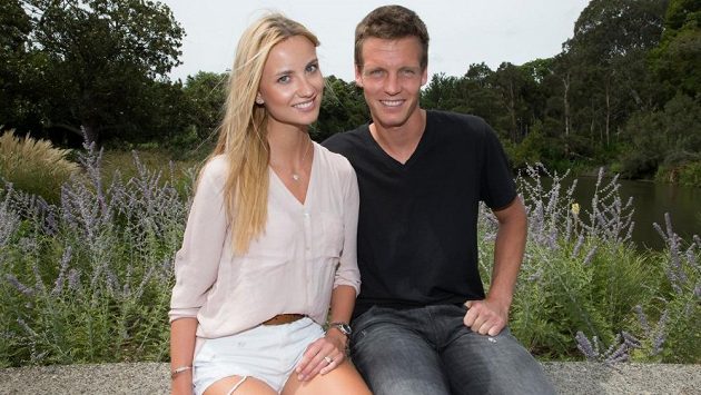 Tomáš Berdych a Ester Sátorová v melbournské botanické zahradě. Na modelčině ruce je patrný zásnubní prsten. Tomáš Berdych a Ester Sátorová v melbournské botanické zahradě. Na modelčině ruce je patrný zásnubní prsten.