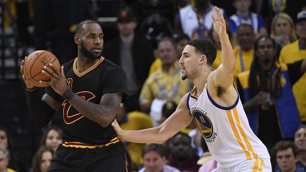 LeBrona Jamese (vlevo) z Clevelandu střeží Klay Thompson z Golden State. LeBrona Jamese (vlevo) z Clevelandu střeží Klay Thompson z Golden State.