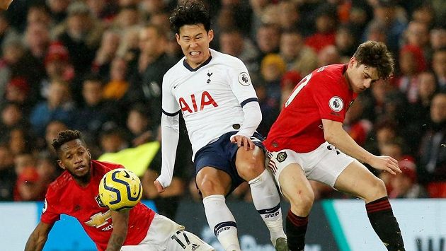 Son Hung-min z Tottenhamu v ostrém souboji s přesilou z Manchestru United. Son Hung-min z Tottenhamu v ostrém souboji s přesilou z Manchestru United.