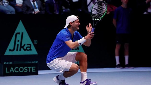 Francouzský tenista Lucas Pouille bezprostředně poté, co porazil Belgičana Darcise, čímž zajistil své zemi vítězství v Davis Cupu. Francouzský tenista Lucas Pouille bezprostředně poté, co porazil Belgičana Darcise, čímž zajistil své zemi vítězství v Davis Cupu.