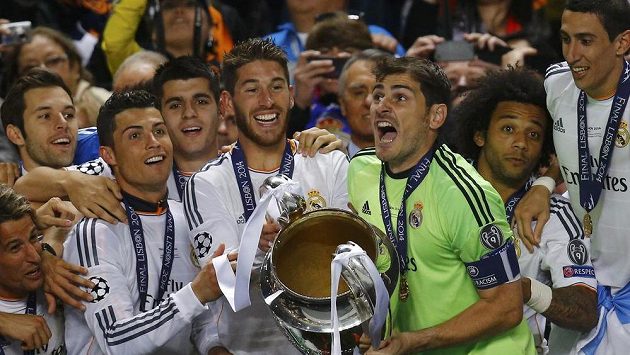 Kapitán Realu Madrid Iker Casillas (třetí zprava) mohl pozvednout pohár pro vítěze LM a slavit se spoluhráči a fanoušky. Kapitán Realu Madrid Iker Casillas (třetí zprava) mohl pozvednout pohár pro vítěze LM a slavit se spoluhráči a fanoušky.