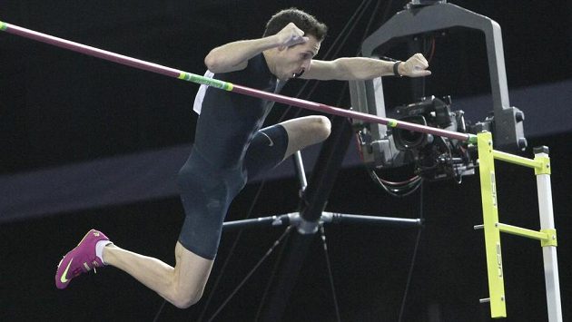 Francouzský tyčkař Renaud Lavillenie překonává na halovém mítinku v Doněcku laťku ve výšce 616 cm. Francouzský tyčkař Renaud Lavillenie překonává na halovém mítinku v Doněcku laťku ve výšce 616 cm.