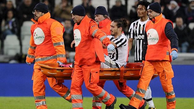0bránce Juventusu Martin Cáceres je v zápase s Janovem odnášen na nosítkách mimo hrací plochu. 0bránce Juventusu Martin Cáceres je v zápase s Janovem odnášen na nosítkách mimo hrací plochu.