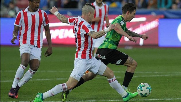 Ostravský Jiří Fleišman v souboji s Milanem Petrželou z Plzně. Ostravský Jiří Fleišman v souboji s Milanem Petrželou z Plzně.