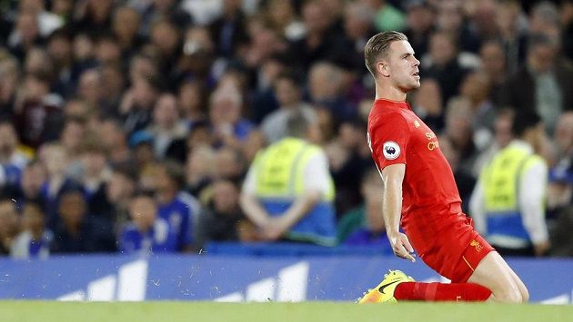 Liverpoolský Jordan Henderson se raduje z gólu proti Chelsea Liverpoolský Jordan Henderson se raduje z gólu proti Chelsea