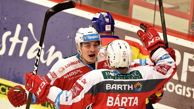Pardubičtí hráči David Tomášek a Michal Bárta se radují z gólu v utkání 11. kola baráže o hokejovou extraligu na ledě HC Motor České Budějovice. Pardubičtí hráči David Tomášek a Michal Bárta se radují z gólu v utkání 11. kola baráže o hokejovou extraligu na ledě HC Motor České Budějovice.