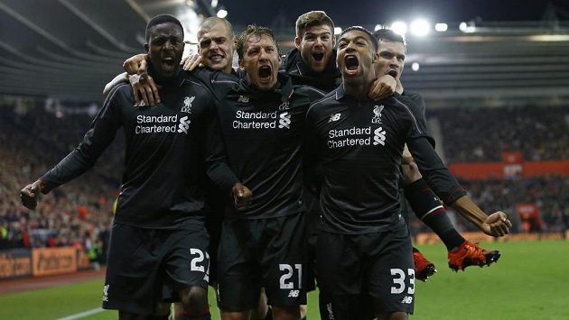 Útočník Liverpoolu Divock Origi (zcela vlevo) slaví se spoluhráči gól proti Southamptonu ve čtvrtfinále Ligového poháru. Útočník Liverpoolu Divock Origi (zcela vlevo) slaví se spoluhráči gól proti Southamptonu ve čtvrtfinále Ligového poháru.