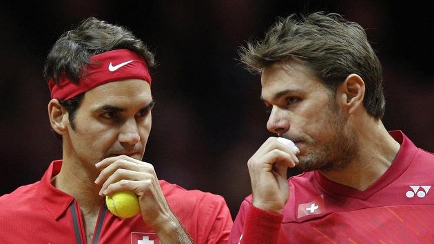 Švýcaři Roger Federer (vlevo) a Stan Wawrinka se radí ve čtyřhře finále Davis Cupu proti Francii. Švýcaři Roger Federer (vlevo) a Stan Wawrinka se radí ve čtyřhře finále Davis Cupu proti Francii.
