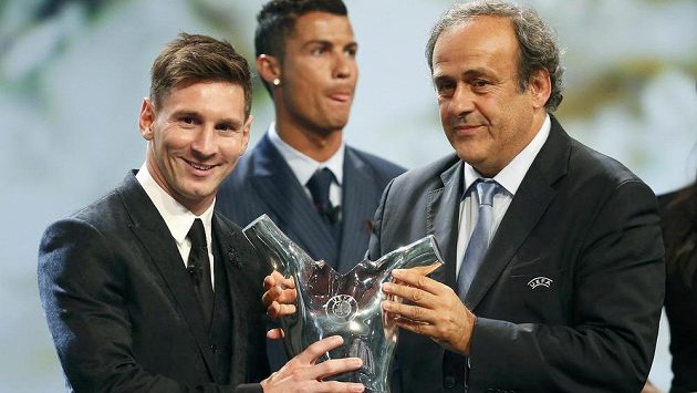 Lionel Messi (vlevo) přebírá cenu pro nejlepšího fotbalistu uplynulé sezóny působícího v Evropě z rukou šéfa UEFA Michela Platiniho. V pozadí Cristiano Ronaldo. Lionel Messi (vlevo) přebírá cenu pro nejlepšího fotbalistu uplynulé sezóny působícího v Evropě z rukou šéfa UEFA Michela Platiniho. V pozadí Cristiano Ronaldo.