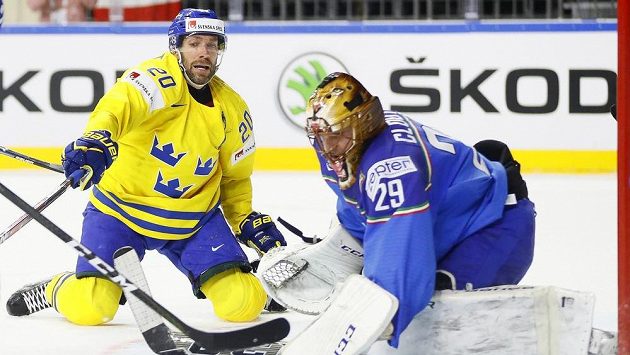 Švédský útočník Joel Lundqvist se snaží překonat italského gólmana Frederika Cloutiera. Švédský útočník Joel Lundqvist se snaží překonat italského gólmana Frederika Cloutiera.