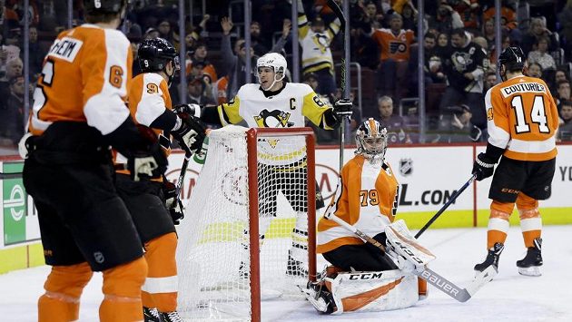 Kanadský kapitán Sidney Crosby slaví gól do sítě Cartera Harta v utkání, v němž si Pittsburgh Penguins poradil s Philadelphií Flyers 4:1. Kanadský kapitán Sidney Crosby slaví gól do sítě Cartera Harta v utkání, v němž si Pittsburgh Penguins poradil s Philadelphií Flyers 4:1.