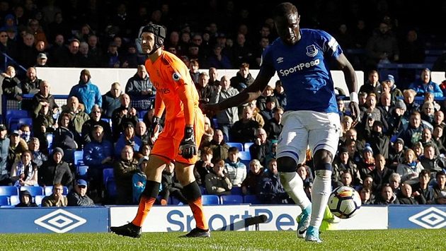 Brankář Arsenalu Petr Čech inkasoval v Premier League na půdě Evertonu dvě branky. Brankář Arsenalu Petr Čech inkasoval v Premier League na půdě Evertonu dvě branky.