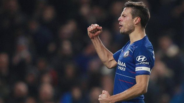 Finále Ligového poháru proti Manchesteru City si zahraje londýnská Chelsea. Ta v odvetě semifinále vyhrála po penaltovém rozstřelu nad Tottenhamem. Jednu z penalt Chelsea proměnil Cesar Azpilicueta. Finále Ligového poháru proti Manchesteru City si zahraje londýnská Chelsea. Ta v odvetě semifinále vyhrála po penaltovém rozstřelu nad Tottenhamem. Jednu z penalt Chelsea proměnil Cesar Azpilicueta.