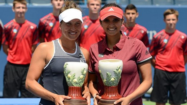 Barbora Strýcová (vlevo) a Sania Mirzaová s trofejemi pro vítězky turnaje v Cincinnati. Barbora Strýcová (vlevo) a Sania Mirzaová s trofejemi pro vítězky turnaje v Cincinnati.