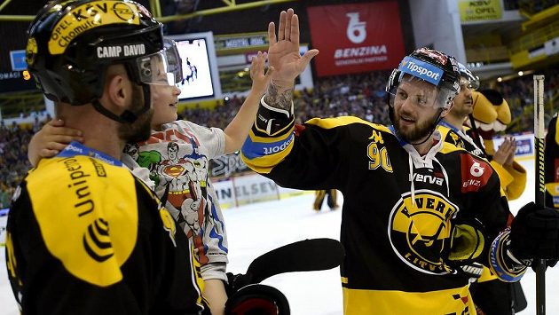 Hráči Litvínova (zleva) Peter Jánský a Daniel Sörvik se radují z vítězného utkání. Hráči Litvínova (zleva) Peter Jánský a Daniel Sörvik se radují z vítězného utkání.