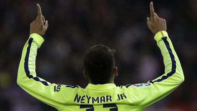 Barcelonský Neymar oslavuje gól v pohárové odvetě proti Atlétiku Madrid. Barcelonský Neymar oslavuje gól v pohárové odvetě proti Atlétiku Madrid.