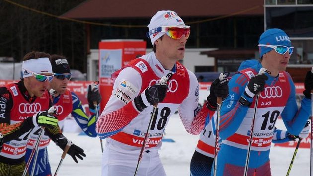 Martin Jakš (v bílém) před startem závodu Tour de Ski v Oberstdorfu. Martin Jakš (v bílém) před startem závodu Tour de Ski v Oberstdorfu.