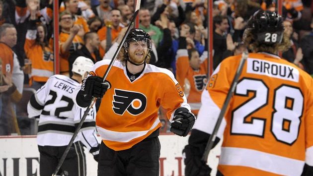 Jakub Voráček (vlevo) se raduje s Claudem Girouxem z branky do sítě Los Angeles. Jakub Voráček (vlevo) se raduje s Claudem Girouxem z branky do sítě Los Angeles.