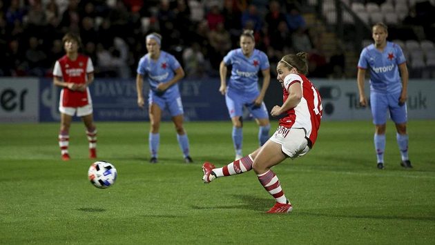 Fotbalistka Arsenalu střílí gól do sítě Slavie v utkání kvalifikace Ligy mistryň. Fotbalistka Arsenalu střílí gól do sítě Slavie v utkání kvalifikace Ligy mistryň.