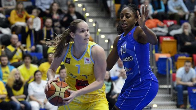Zleva Alena Hanušová z USK a Nnemkadi Ogwumikeová z Kursku. Zleva Alena Hanušová z USK a Nnemkadi Ogwumikeová z Kursku.