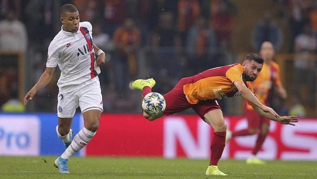 Střelec PSG Kylian Mbappé (vlevo) a Omer Bayram z Galatasaraye Istanbul v utkání Ligy mistrů. Střelec PSG Kylian Mbappé (vlevo) a Omer Bayram z Galatasaraye Istanbul v utkání Ligy mistrů.